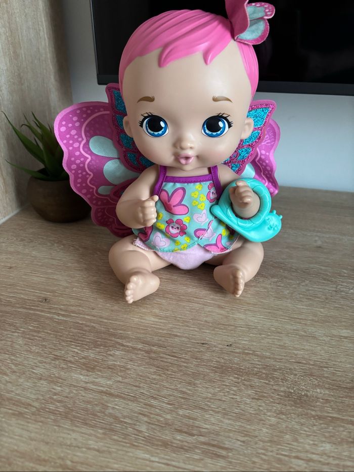 Poupée bébé papillon magenta boit et fait pipi m’y garden baby - photo numéro 3