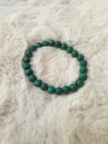 Neuf bracelet en pierre vert