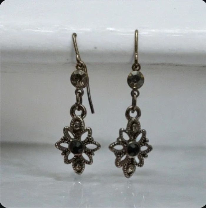 Boucles d'oreilles pendentif fleur noir En très bon état