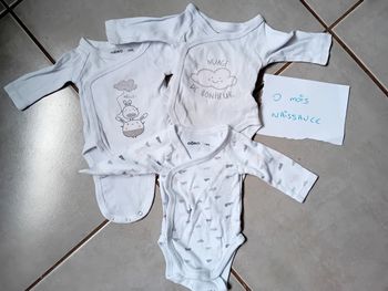 Lot de bodies taille naissance ouverture sur le devant