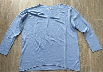Pull  bleu ciel  manque aucuns strass sur les ailes manches 3/4  neuf