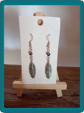 Paire de boucles d'oreilles avec pierre précieuse obsidienne mouchetée et apprêt plume