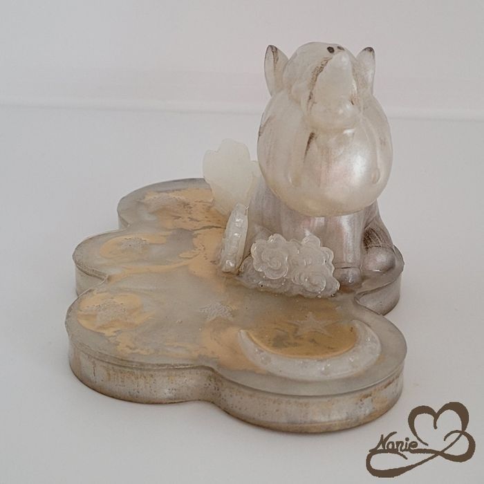 Licorne beige doré sur son nuage avec des nuages et une lune🌙☁️ - photo numéro 5