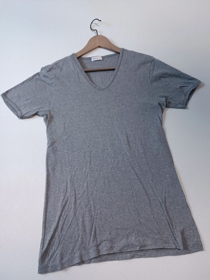 T-shirt coton gris col V Eminence M