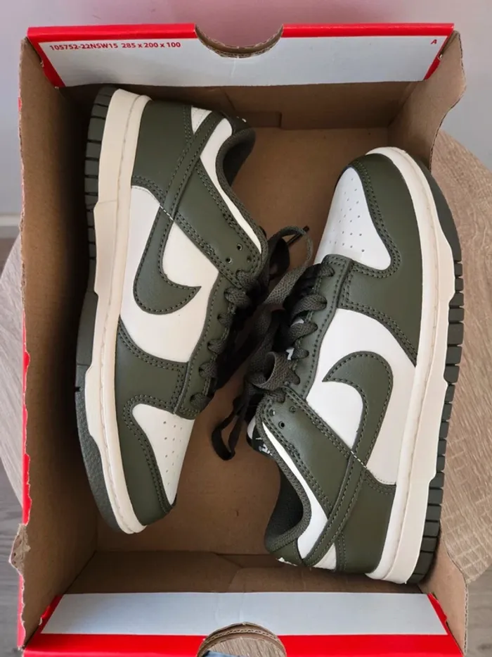 Nike dunk low taille 36 neuves blanc kaki