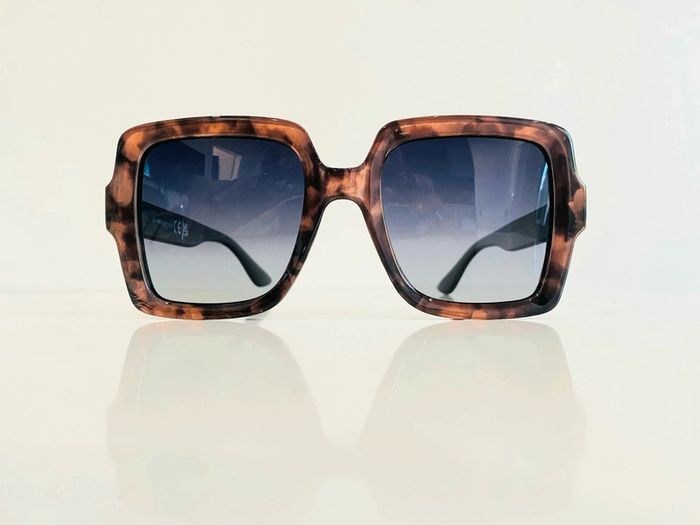 Lunette de soleil femme Polarisée carrée façade marron léopard bras noirs UV protection catégorie 3 - photo numéro 2