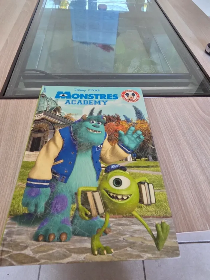 Livre disney monstres academy