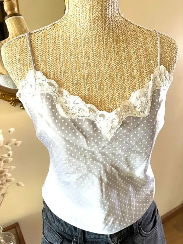 Sublime Top à Pois Satiné et Dentelle Blanche – Côté Femme – Taille 36