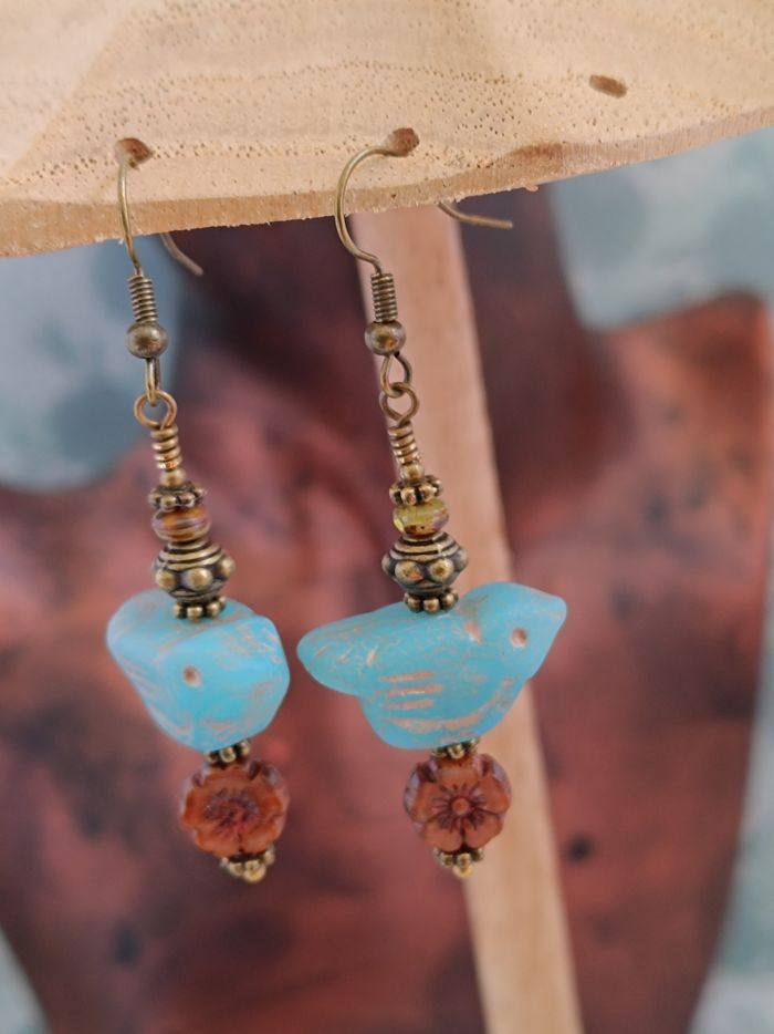 Boucles d’oreilles bohème poétique oiseau bleu ciel & fleur ambrée
- photo numéro 3