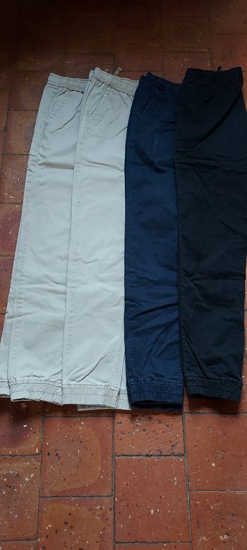 Pantalon coton. Lot de 4. 2 beiges+ 1 noir+1 bleu marine
