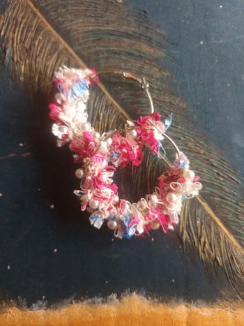 Boucles d'oreilles créoles fleurs rose perles