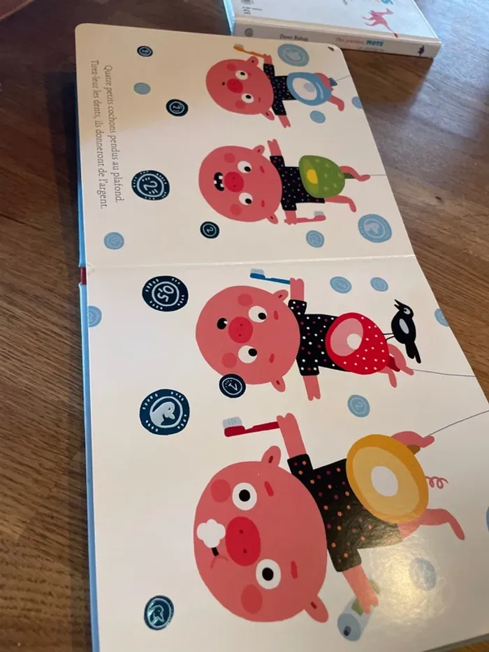 Livre cartonné contes et comptines à toucher Un petit cochon pendu au plafond - photo numéro 8