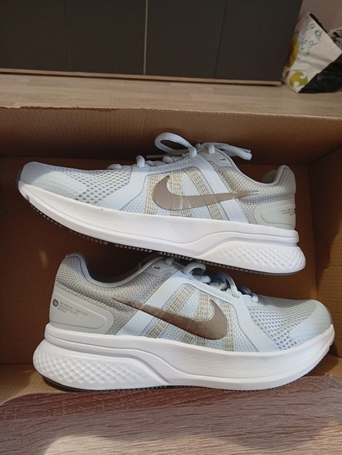 Baskets Nike neuves t.37,5 - photo numéro 3