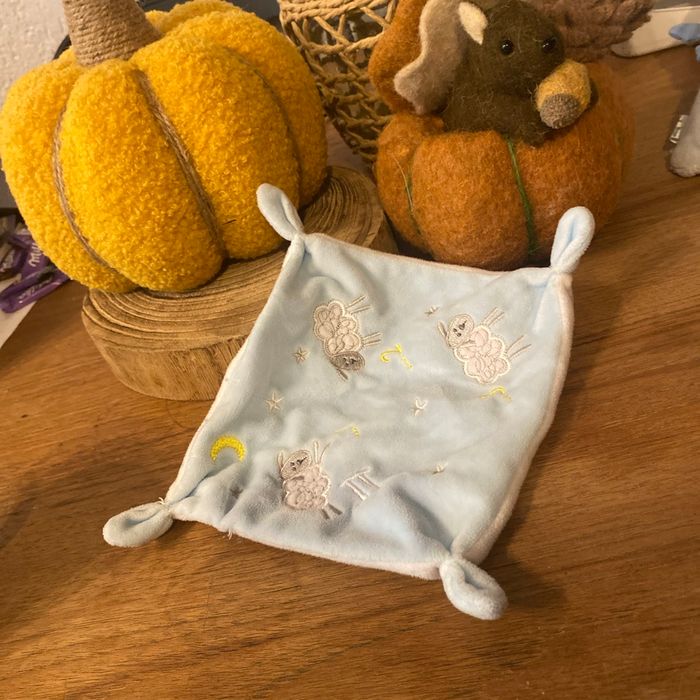 Doudou plat mouton brodé
