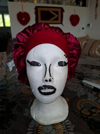 Bonnet en satin bordeau femme neuf prix 1 euro 50