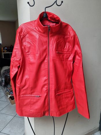Veste rouge style cuir