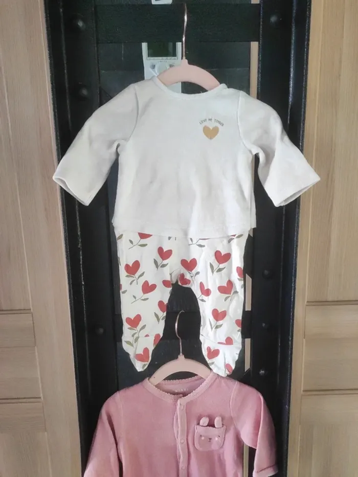 2 pyjamas 1 mois - photo numéro 2