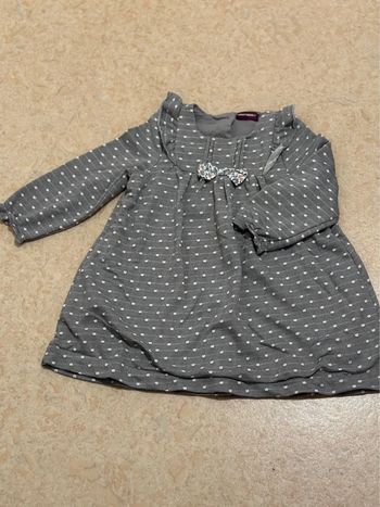 Robe grise avec petit pois blanc