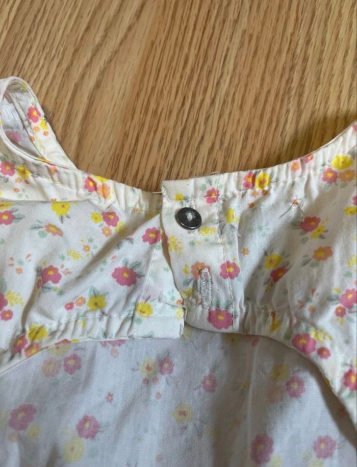 Robe à fleurs avec ouverture dans le dos de la marque Kiabi-8 ans - photo numéro 4