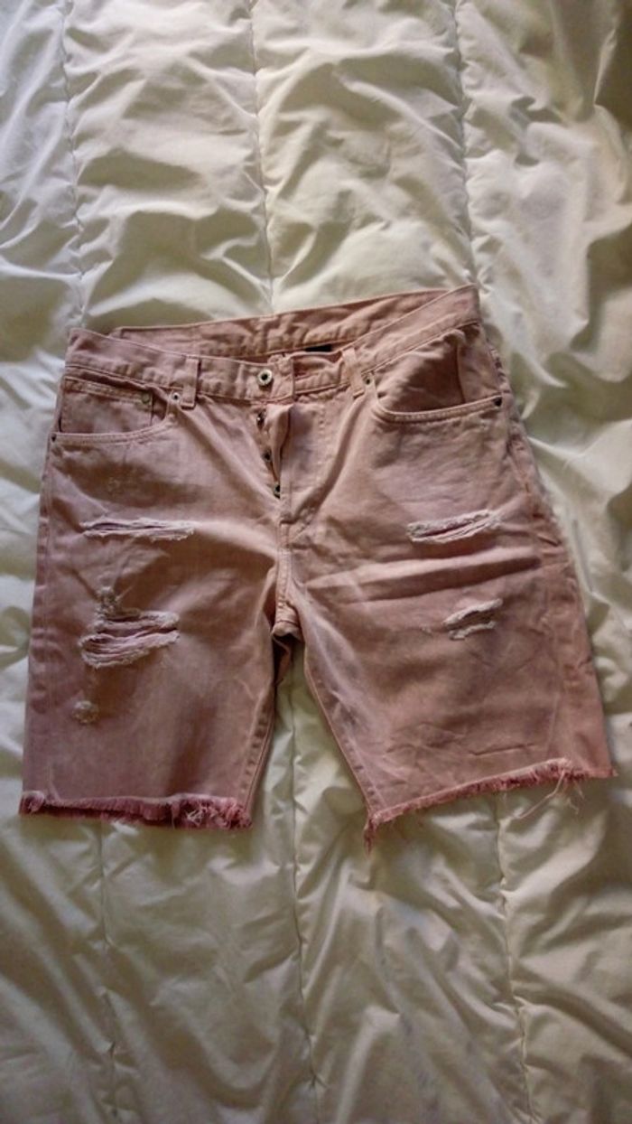 Bermuda rose avec déchirures