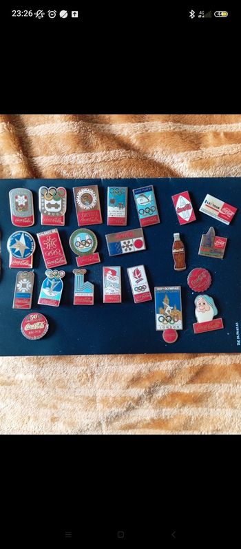 22 pin's coca cola 