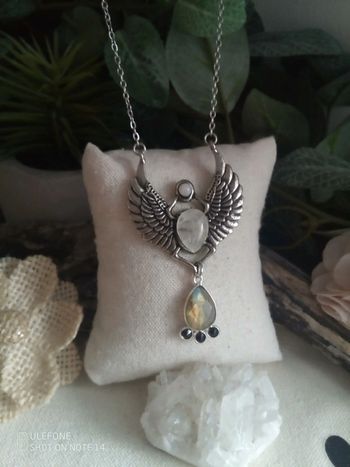 Collier scarabée argenté et pierres semi précieuses