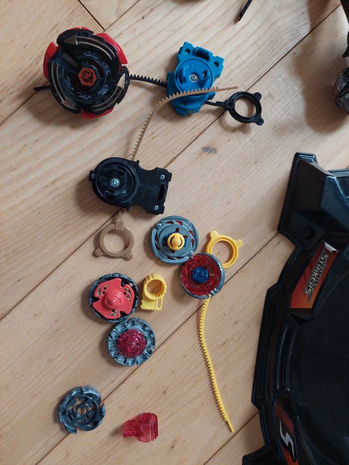 Lot de toupies beyblade et battre strikers avec arène et lanceurs - photo numéro 4