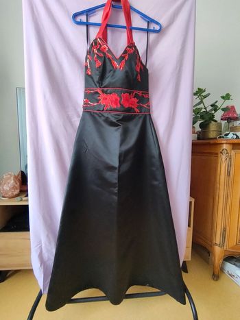 Très joli robe de cérémonie dos nu