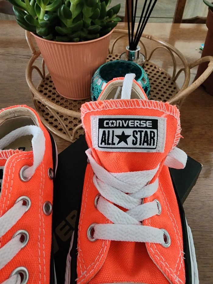 Converse orange