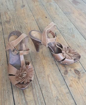 Chaussures à talons marrons et fleur en cuir 39