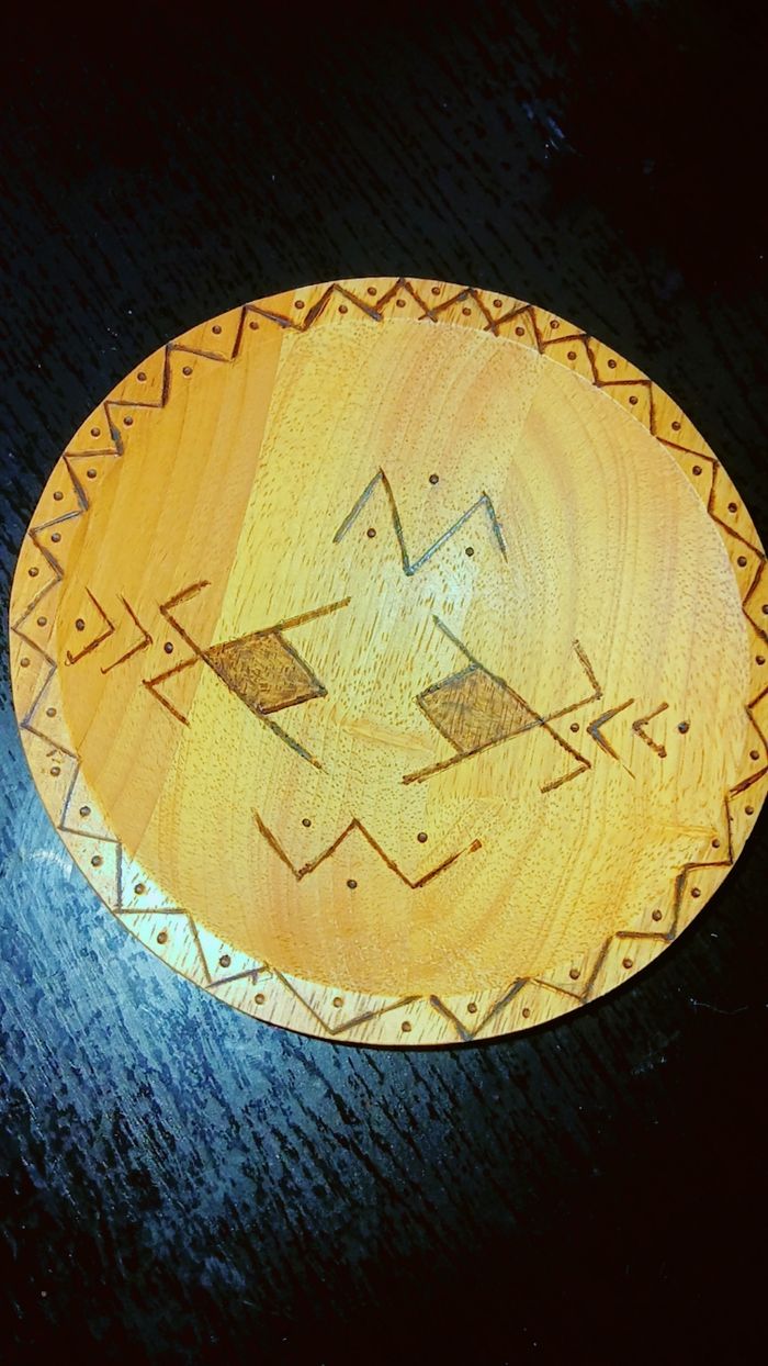 Assiette en bois..vide poche gravé a main - photo numéro 2