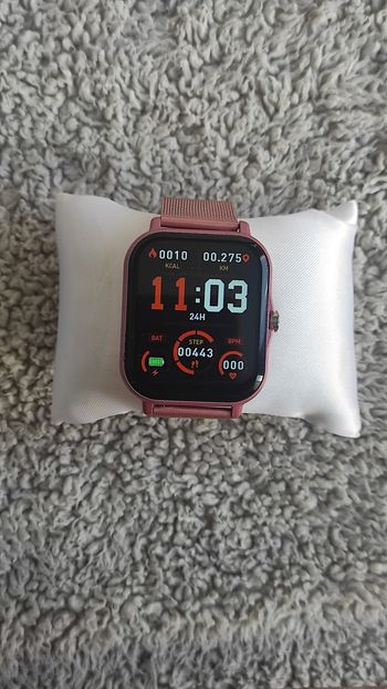 🌸 Montre connectée rose au style élégant, parfaite pour allier technologie et touche bijoux.