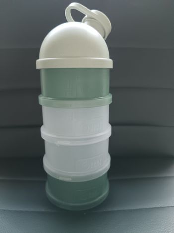 Boîtes de doseuses de lait marque Babymoov en excellent état.