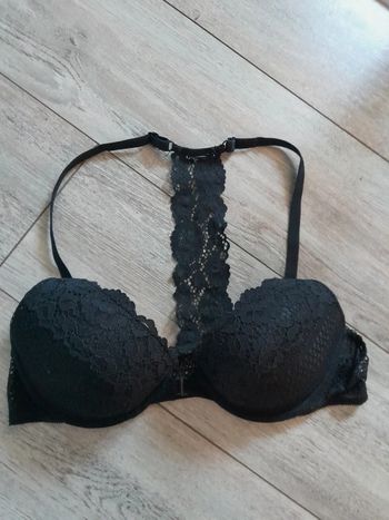 Soutien gorge noir push up ouverture devant épaules dégagées 85b