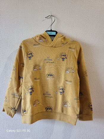 Pull à capuche jaune