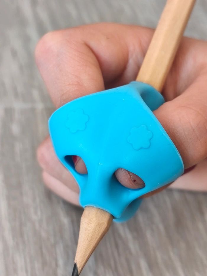 Correcteur de posture d'écriture en silicone souple bleu - photo numéro 3