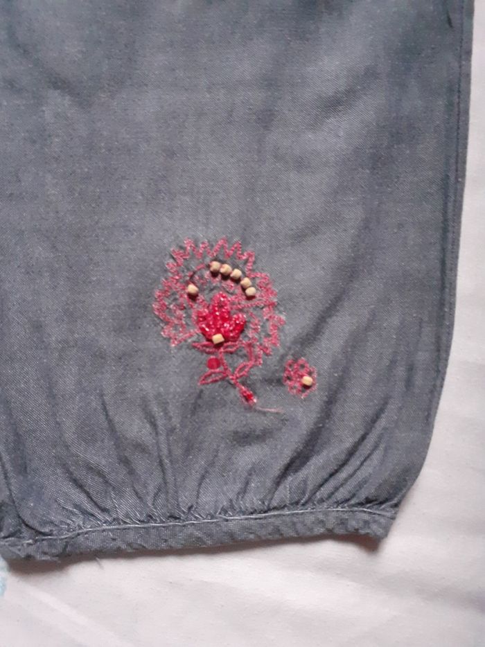 Pantalon gris motif rouge au bas du pantalon - photo numéro 2