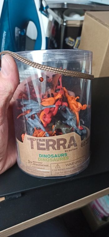 Boite de 39 figurines de dinosaures