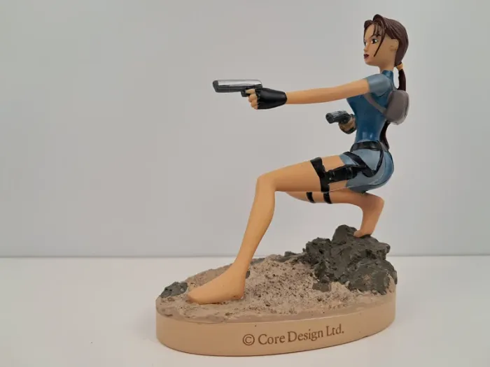Figurine Tomb Raider Lara Croft - numéro 2 L'Ange des Ténèbres Prague - photo numéro 4