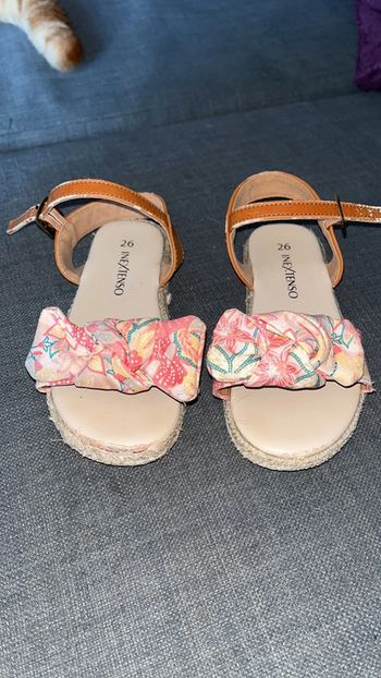 Très jolie paire de sandalettes en pointure 26
