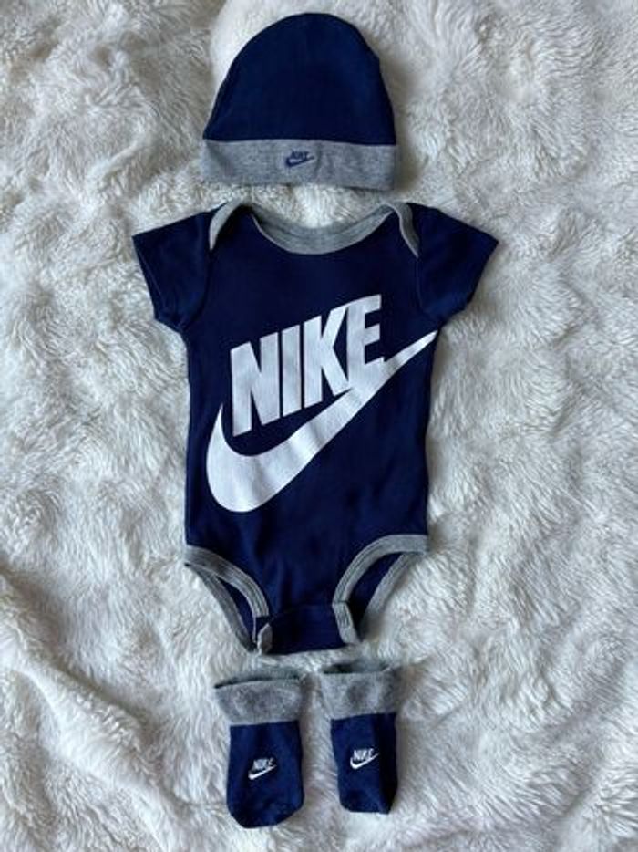 Body + bonnet + chaussettes Nike