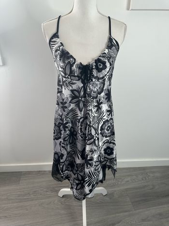 Robe asymétrique satinée à fleurs noire et blanche Vintage T38 M