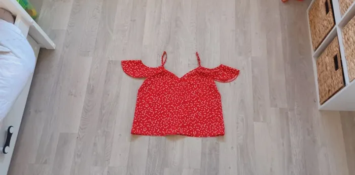 Top rouge femme à épaules dénudées, motif petits cœurs, taille M
