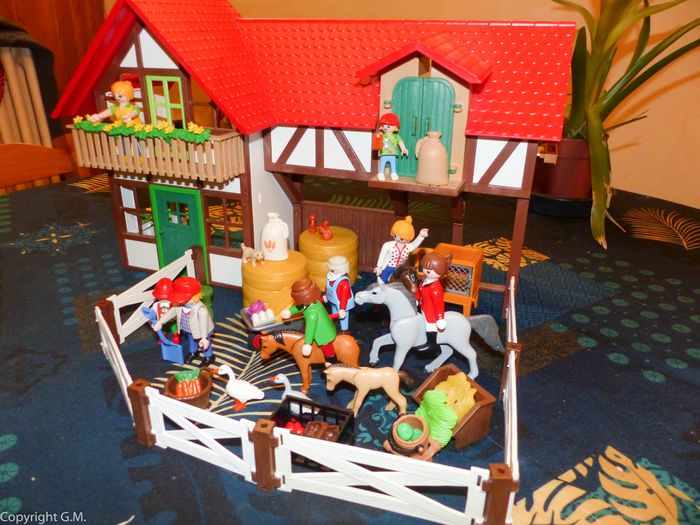 Playmobils la grande ferme moderne + personnages etc - photo numéro 2