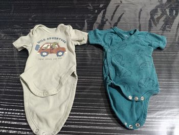Lot de 2 bodys manches courtes 1 mois