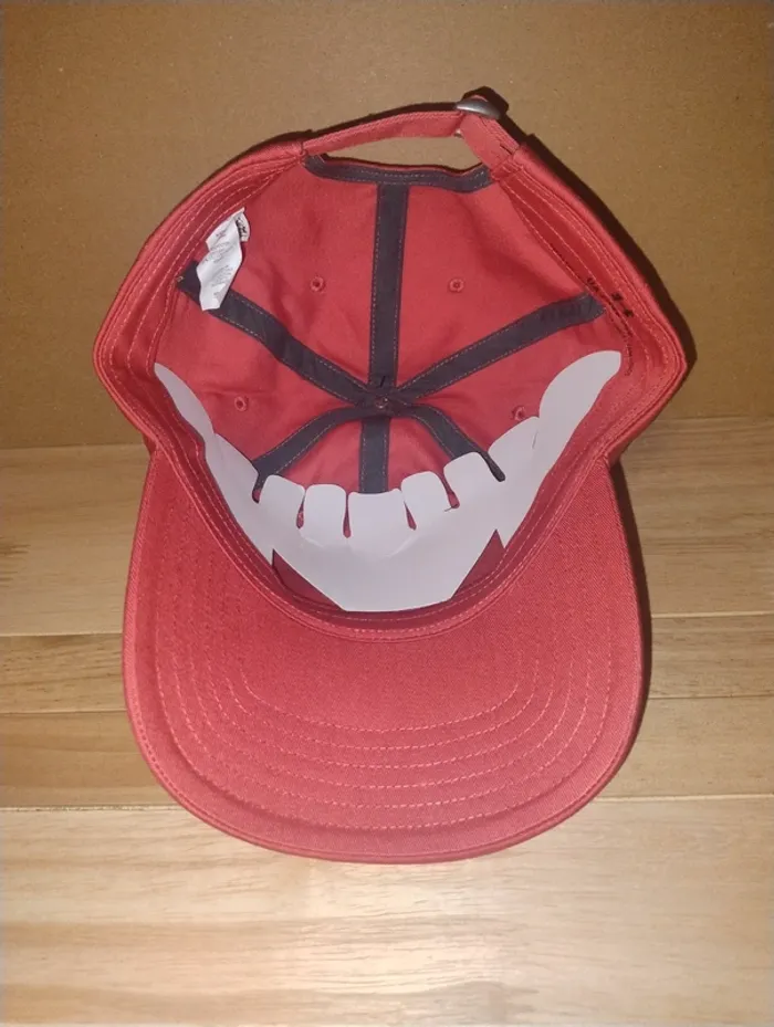 Under armour casquette taille 58/60 de couleur rouge et noire - photo numéro 4