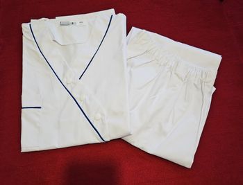 Ensemble aide-soignante (blouse + pantalon) taille 2 – Neuf jamais porté