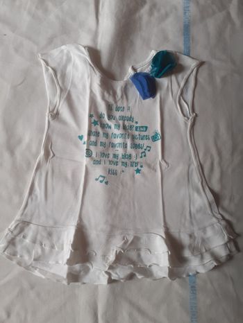 Tee shirt blanc avec 2 rosaces