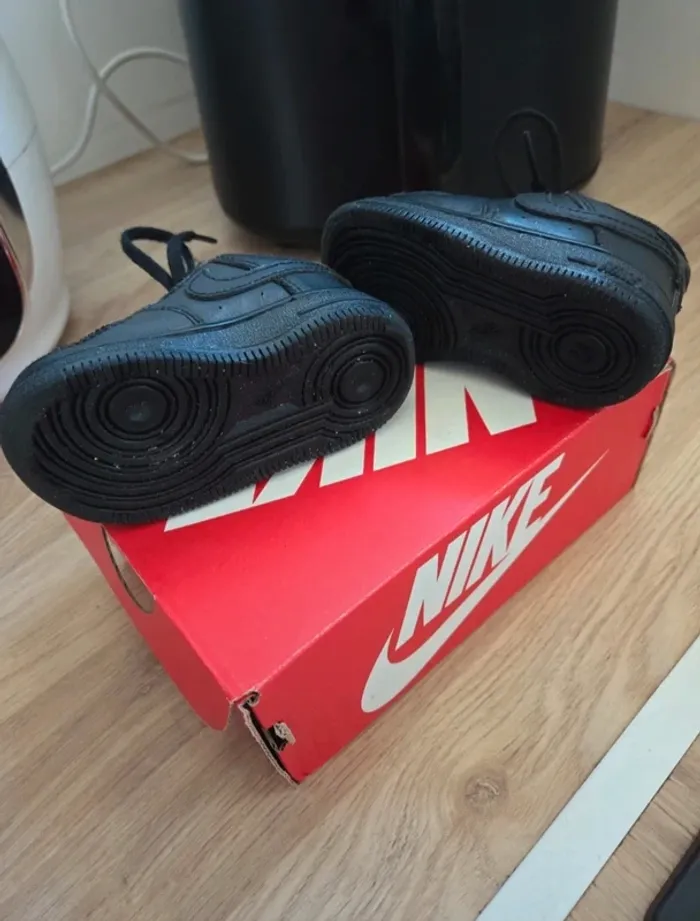 Chaussure nike taille 19.5 comme neuve - photo numéro 3