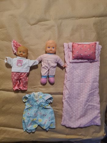 Mini bébé avec oreille et couverture